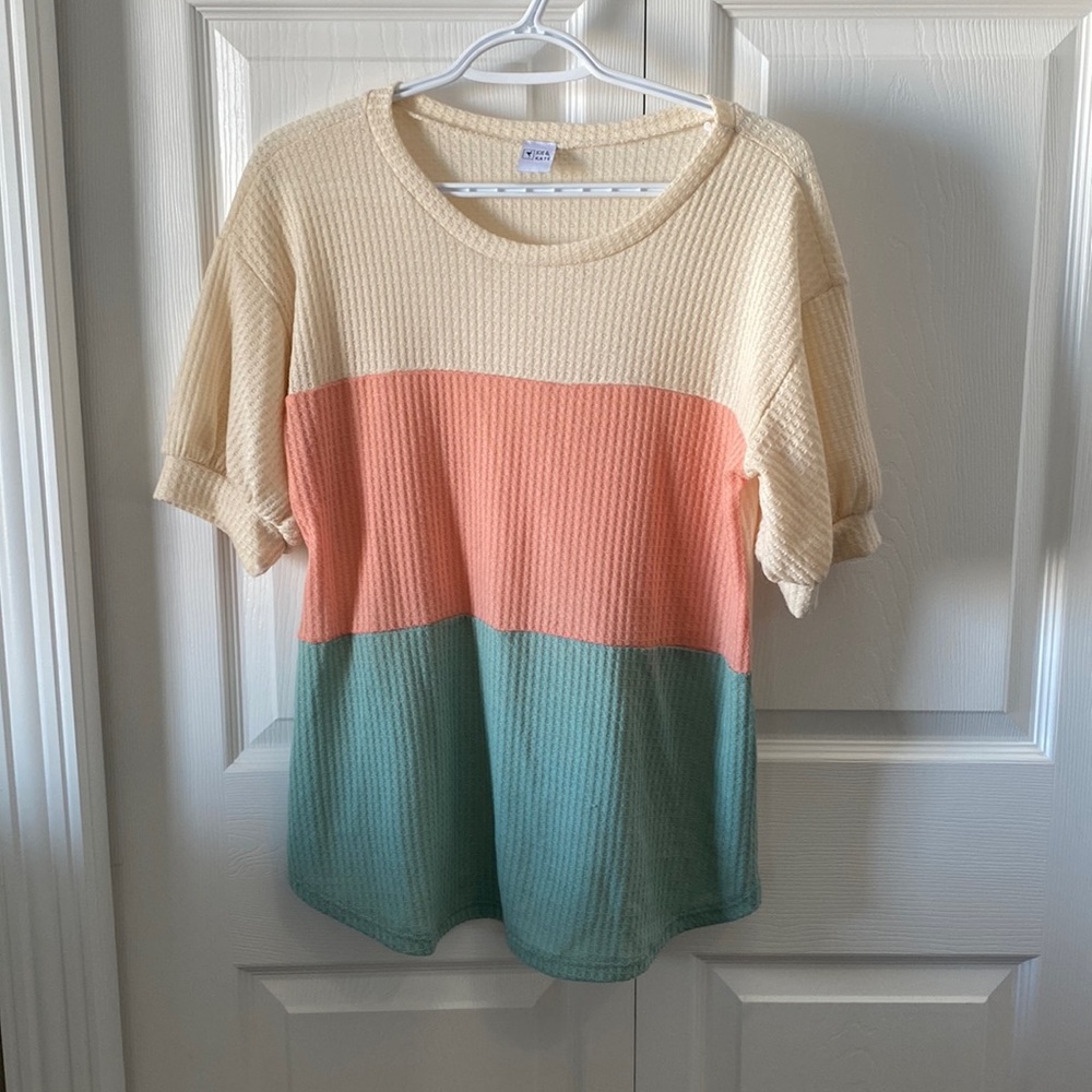 Joe & Kate cream/light orange/mint short sleeve sweater material top. Size S